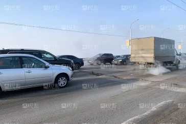 Фото: «Скоро машины падать будут»: кемеровчане обсуждают трещину на Кузбасском мосту 2