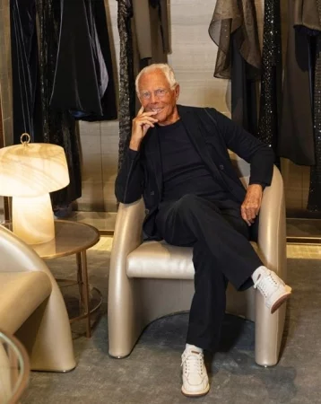 Фото: Итальянский модный дом Armani решил выпускать медицинские халаты 1