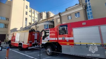 Фото: В Екатеринбурге загорелось здание театра Музкомедии, людей эвакуируют 1