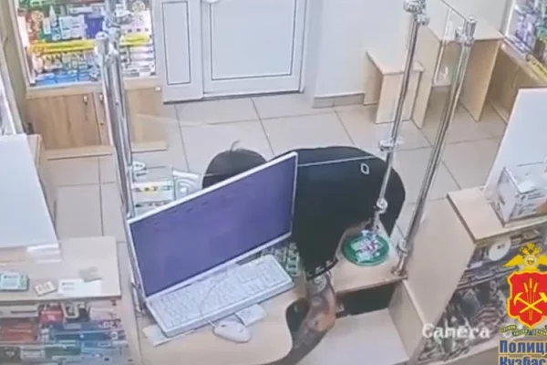 В Кемерове грабитель украл из кассы аптеки выручку и попал на видео