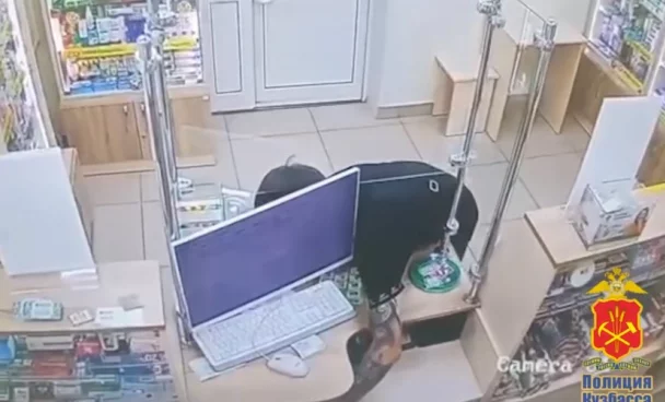В Кемерове грабитель украл из кассы аптеки выручку и попал на видео