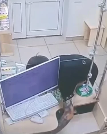 В Кемерове грабитель украл из кассы аптеки выручку и попал на видео