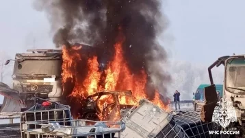 Фото: МЧС опубликовали фото ДТП с горящими машинами на трассе Кемерово — Новокузнецк 1