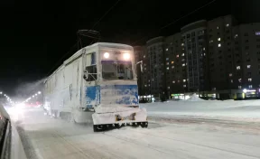 В Кемерове на расчистку трамвайных путей вышел специальный вагон