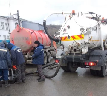 Фото: 20 человек всю ночь устраняли засор канализации в кузбасском городе 1