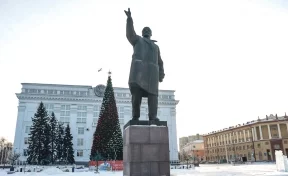 Ленин с трубочкой, Ленин-«рэпер» и Ленин-ребёнок: почему женское пальто — не самая странная деталь скульптуры вождя