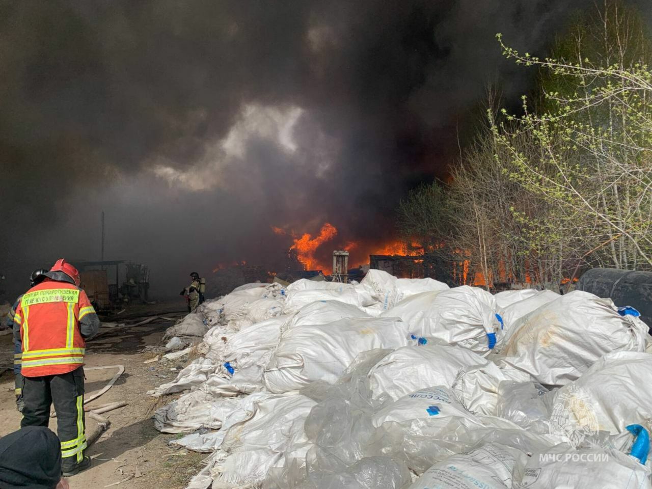 В Екатеринбурге загорелись склады с легковоспламеняющимися жидкостями на площади 2000 квадратных метров