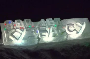 Фото: Ледяную жемчужину с подсветкой создали в Кемерове 2