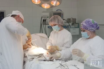Фото: В Челябинске врачи выкачали из кисты пациентки 25 литров жидкости  1