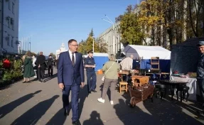 «Взял продукты к столу»: Илья Середюк прошёл по рядам ярмарки в Кемерове