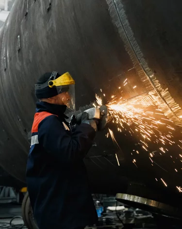 Вакансии сварщика и спортивного фотографа попали в список самых высокооплачиваемых в Кузбассе