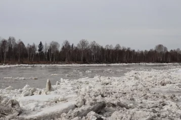 Фото: Угроза подтопления возникла в Калтане из-за ледохода на реке Кондома 1