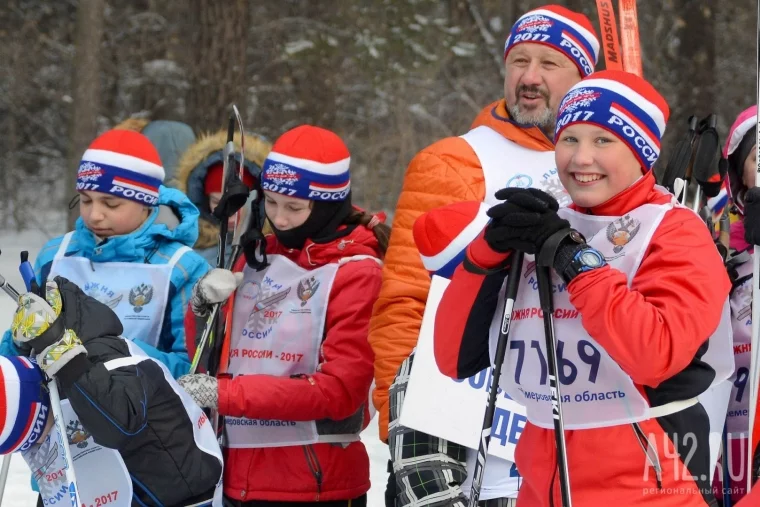 Фото: В Сосновый бор за победой: массовая гонка «Лыжня России» в Кемерове 37