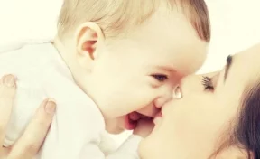 Женщина едва не убила новорождённую дочь поцелуем