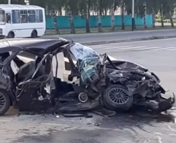 Фото: В Кузбассе Lada превратилась в груду металла после столкновения с автобусом 1