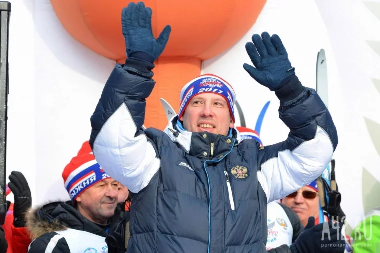 Фото: В Сосновый бор за победой: массовая гонка «Лыжня России» в Кемерове 38