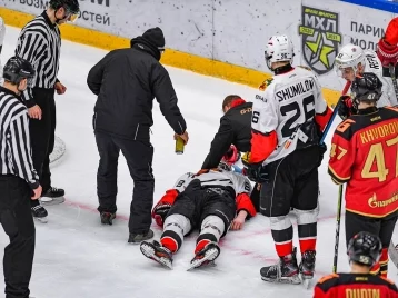Фото: Омского хоккеиста, ударившего новокузнечанина головой об лёд, дисквалифицировали на четыре матча 1