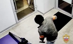 В Москве мужчина пытался вскрыть банкомат ледорубом