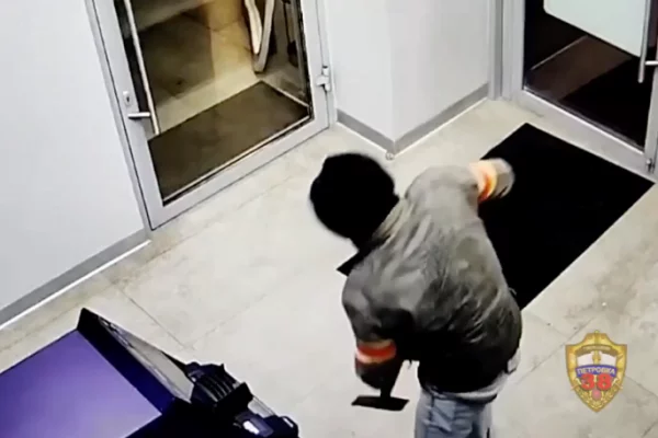 В Москве мужчина пытался вскрыть банкомат ледорубом