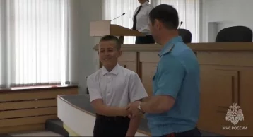Фото: В Кузбассе семиклассника наградили медалью МЧС России за спасение детей на пожаре 1