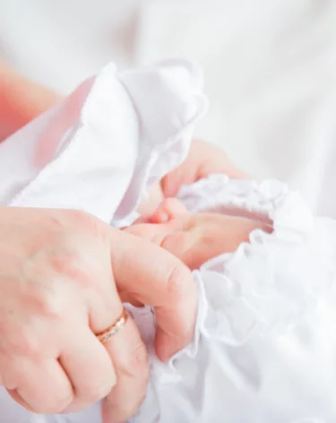 Включали колыбельную от мамы и читали записки: в Новосибирске врачи спасли девочку весом 950 граммов