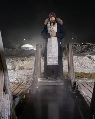 Почти 400 кемеровчан окунулись в прорубь на Крещение в аномальные морозы