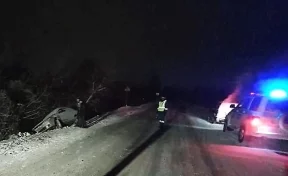 Автомобиль застрял в снегу на кузбасской трассе