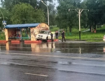 Фото: В кузбасском городе иномарка врезалась в остановку 1