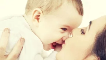 Фото: Женщина едва не убила новорождённую дочь поцелуем 1
