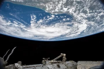 Фото: Раскрыта тайна белых вспышек на снимках Земли с зонда NASA  1