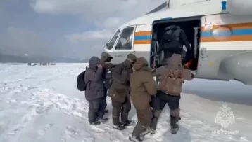 Фото: Не хотят терять улов: на Сахалине часть рыбаков отказывается покидать отколовшуюся льдину 1