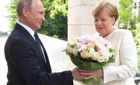Владимир Путин подарил Ангеле Меркель цветы