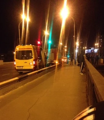 Фото: Появились подробности аварии, в которой машина слетела с моста в Кемерове 1