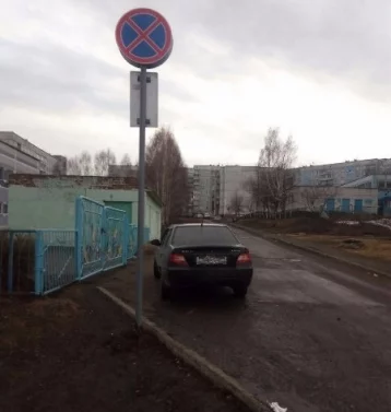 Фото: В Новокузнецке водитель проигнорировал дорожный знак и припарковался у детсада 1