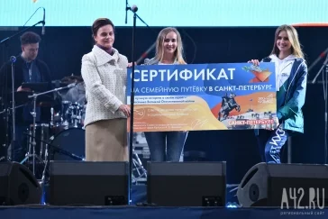 Фото: Анна Цивилёва вручила внучкам ветеранов сертификаты на поездку в Москву и Санкт-Петербург 2