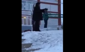 Власти Кузбасса проводят проверку по видео, где директор назвала ученика «дебилом»