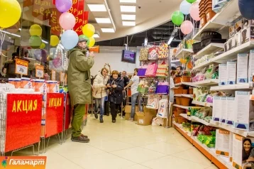 Фото: Кемеровчане бесплатно заберут товары из магазина постоянных распродаж 1