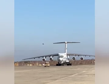 Фото: Военный самолёт Ил-76 сел в кемеровском аэропорту 1