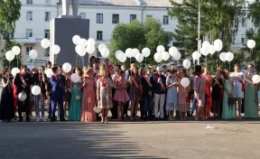 В Кемерове 2396 одиннадцатиклассников попрощались со школой