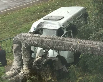 Фото: Машина всмятку: последствия серьёзного ДТП в Кузбассе сняли на видео 1
