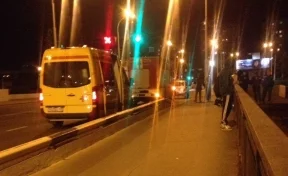 Появились подробности аварии, в которой машина слетела с моста в Кемерове