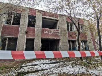 Фото: В Кузбассе прокуратура ограничила доступ к опасному заброшенному зданию 1