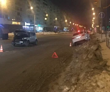Фото: В Кемерове возле крупного гипермаркета разбились две машины 1