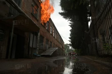 Фото: В центре Кемерова загорелось здание завода 1