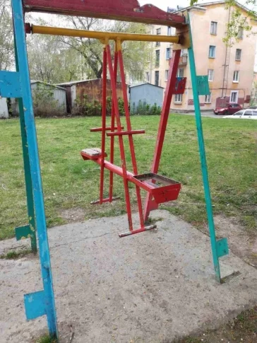 Фото: Кемеровскую управляющую компанию могут оштрафовать за опасные детские площадки 2