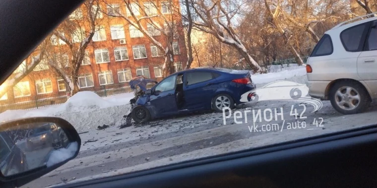 Фото: Лобовое ДТП в центре Кемерове спровоцировало пробку 1