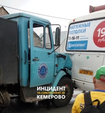 Фото: В Кемерове грузовик врезался в маршрутку  1