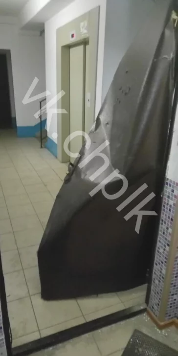 Фото: Кузбассовец снял на видео, как сосед с ножом изрезал его дверь 2