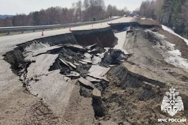 В МЧС Кузбасса показали кадры провала на автодороге в Новокузнецком округе