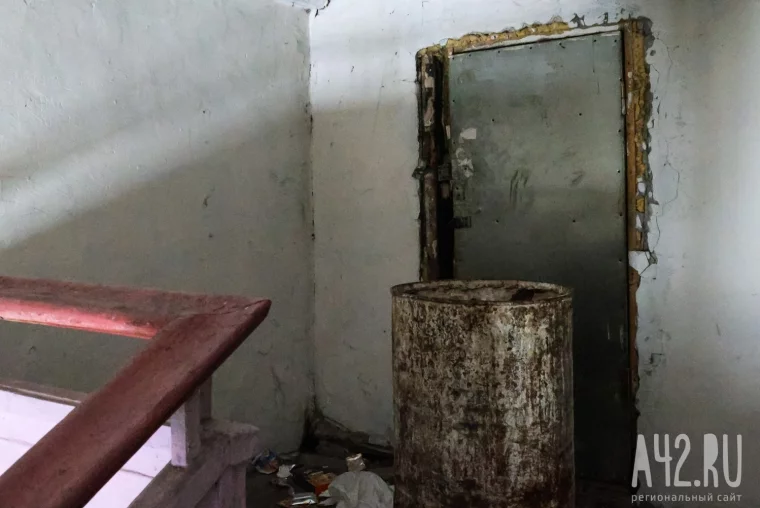 Фото: Мёртвые котята, остывшие батареи и угрозы дворнику ножом: как живут в кемеровском общежитии в Кировском районе 53